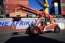 Afrika-Linie;-Archipel-des-Comores;-Chariot-cavalier;-Conteneurs;-France;-Grue;-Kaleidos;-Kaleidos-images;-La-parole-à-limage;-Laurent-Abad;-Manutention;-Mayotte;-Océan-Indien;-Port;-Stories-Pictures